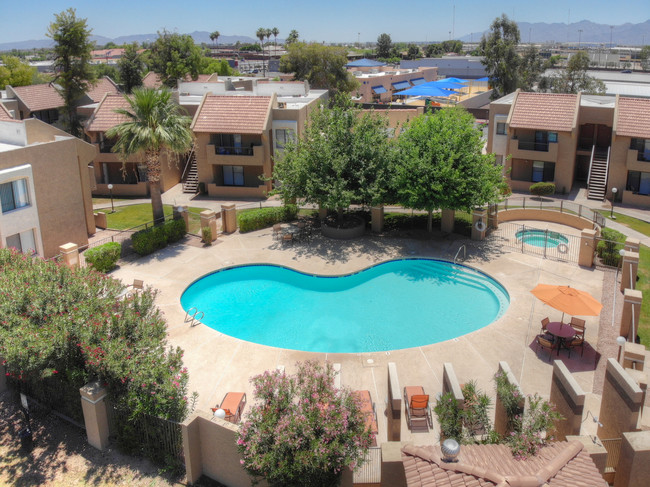 Beautiful Pool and Jacuzzi - Sundancer Apartments