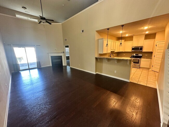 Building Photo - Towne House Living in the Center of the City!
