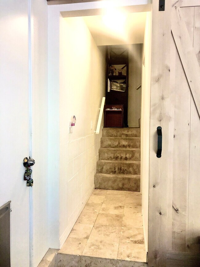 Entrada privada para la unidad de huéspedes - 6231 Fairview Pl