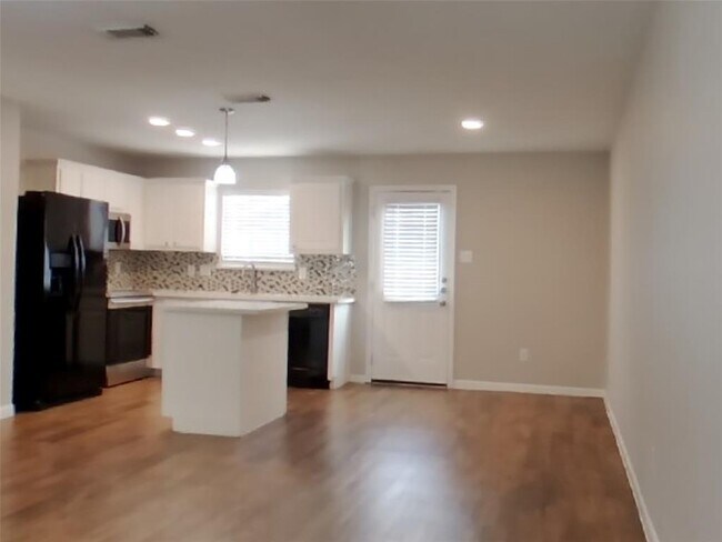 Foto del edificio - 7115 Towering Pine Ln
