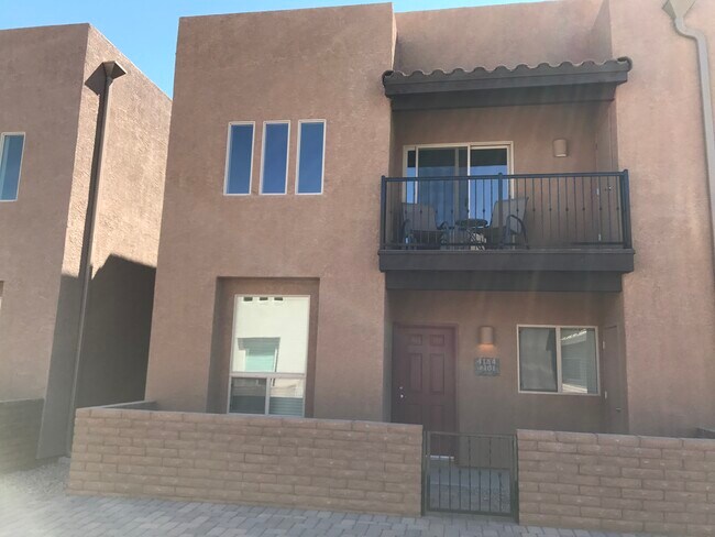 Casa adosada de 3 dormitorios y 2,5 baños con garaje para 2 coches y piscina en el lugar. - 4154 N Thurston Ln