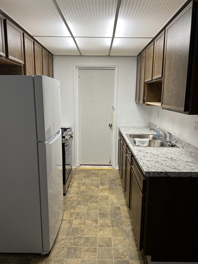 Building Photo - 1931 Nuevo St