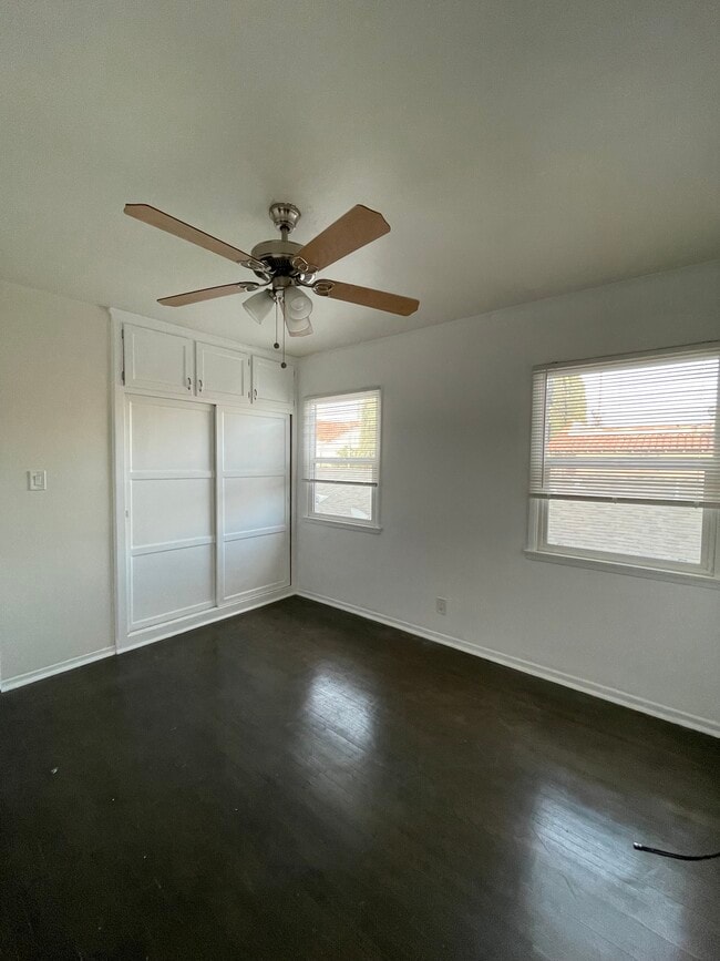 Building Photo - 6128 De Longpre Ave