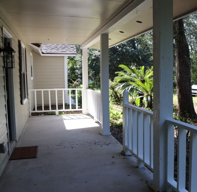 Building Photo - 3/2 Rental on a Roomy 1 Acre Lot!