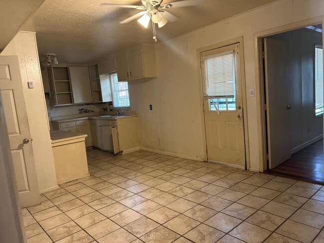 Building Photo - 3359 Suncrest Dr