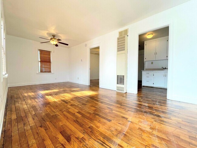 Foto del edificio - 1 bedroom house with fenced in yard
