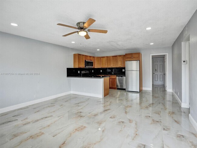 Building Photo - 800 SW 6th Ct