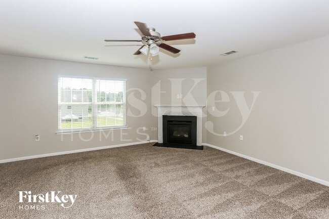 Building Photo - 2885 Village Center Dr