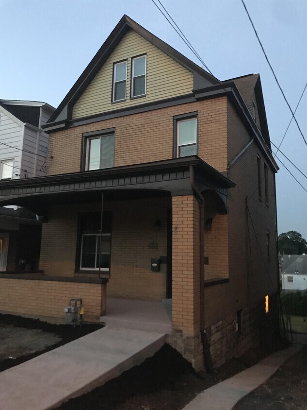 Foto principal - 2225 Bensonia Ave