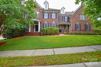Building Photo - 5004 Woodview Ln