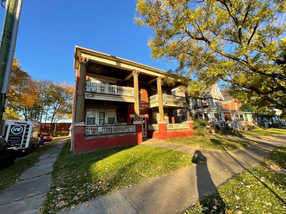 Primary Photo - 3820 Riverside Avenue