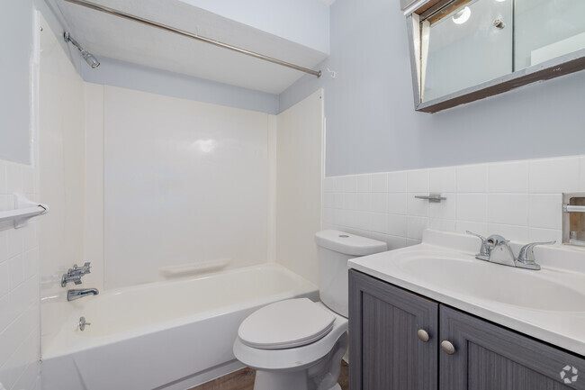 Unidad 4 - 625SF - Baño - 12204 Madison Ave