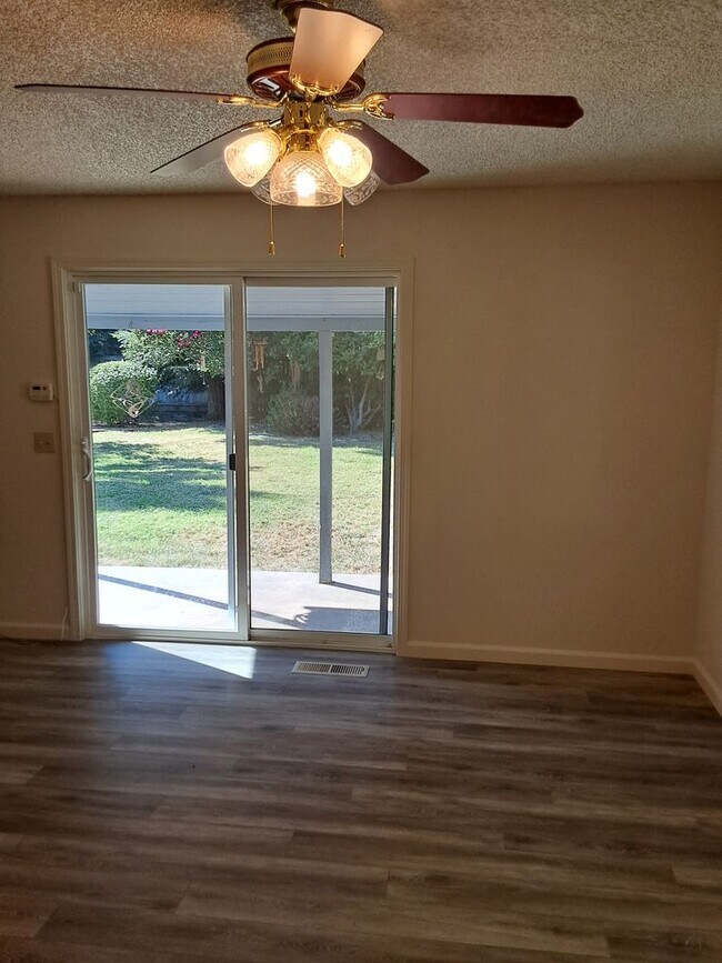 Foto del edificio - 3 bed/1.5 bath on large corner lot