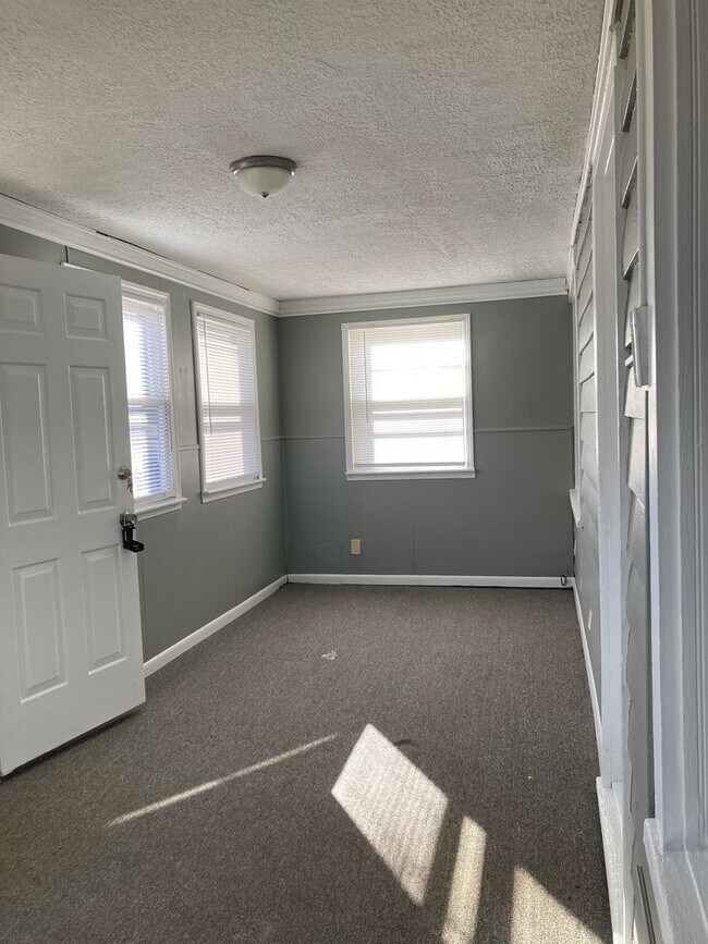 Building Photo - 3 Bedroom, 2 bathroom House!