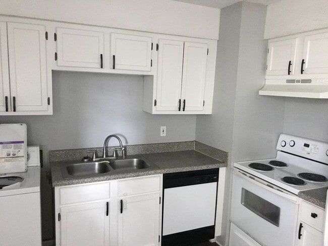 Building Photo - Great 2 Bed 1 Bath Home in the Nations!