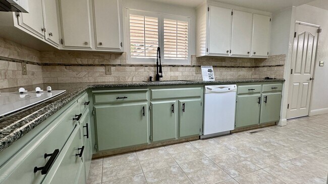 Building Photo - $2,495 Herndon & Willow 4 Bedroom - N. Win...