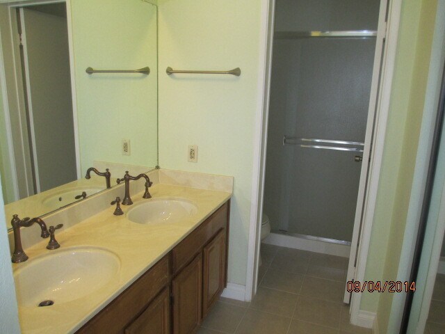 Building Photo - Meadowbrook condo is full 2 bedroom, 2 bat...