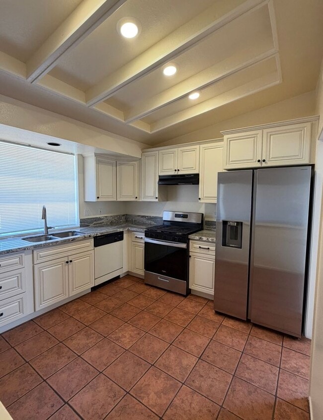 Building Photo - COZY POOL HOME IN SUNNYMEAD RANCH