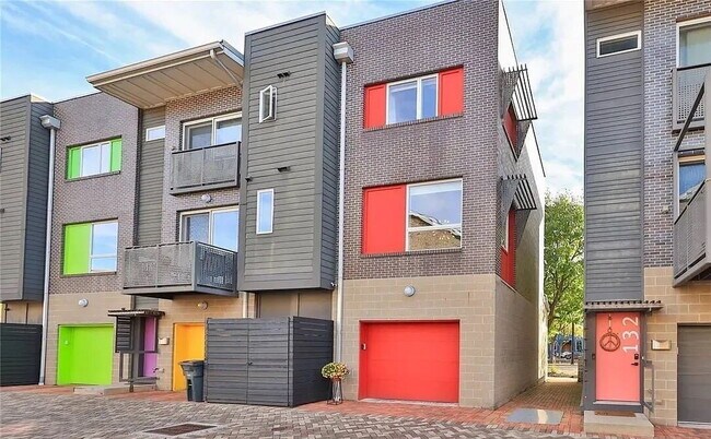 Building Photo - "Chic Canal Boat Ct Retreat: Spacious 1-Bedroom with Two Baths & Modern Amenities!"