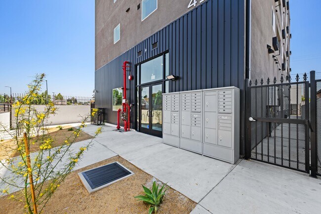 Foto del edificio - 4347 Woodlawn Ave