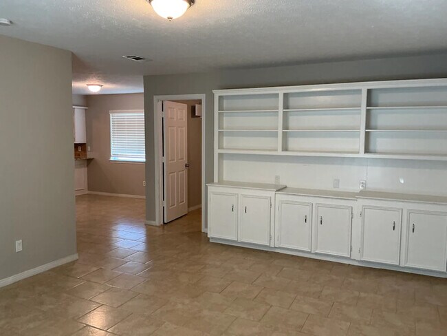 Foto del edificio - 1706 Surrey Ct