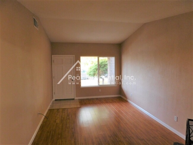 Foto del edificio - Updated 2bd/1ba North Highlands Duplex wit...