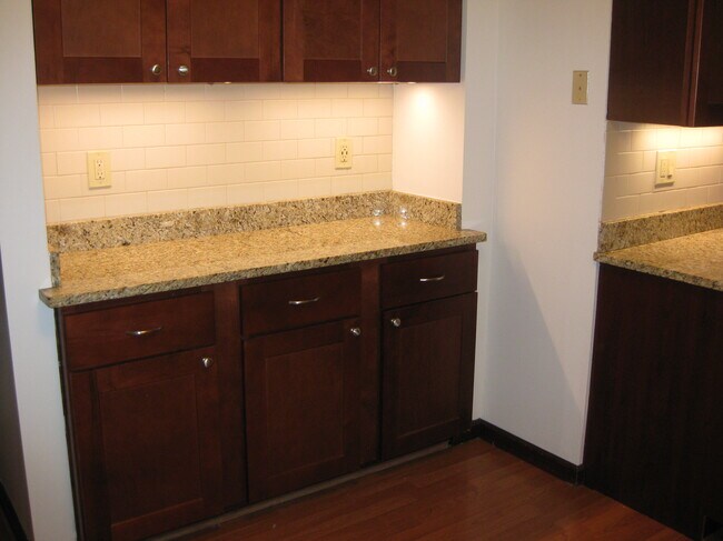 Building Photo - 1446 Oakbrook E Dr