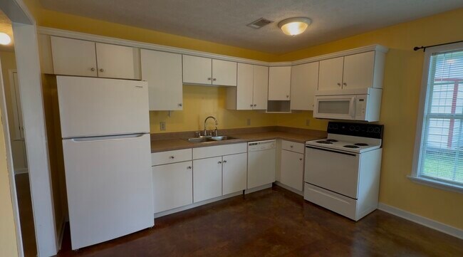 Building Photo - 31 Cottage Ln