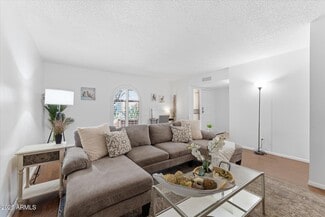 Building Photo - 516 N Hobson Plaza