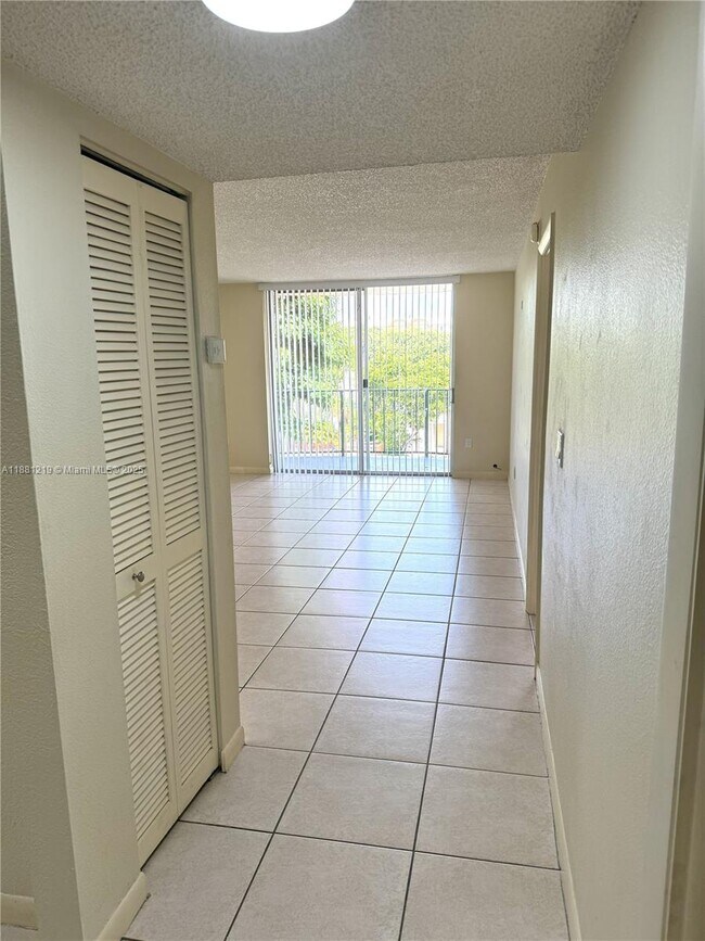 Foto del edificio - 9320 Fontainebleau Blvd
