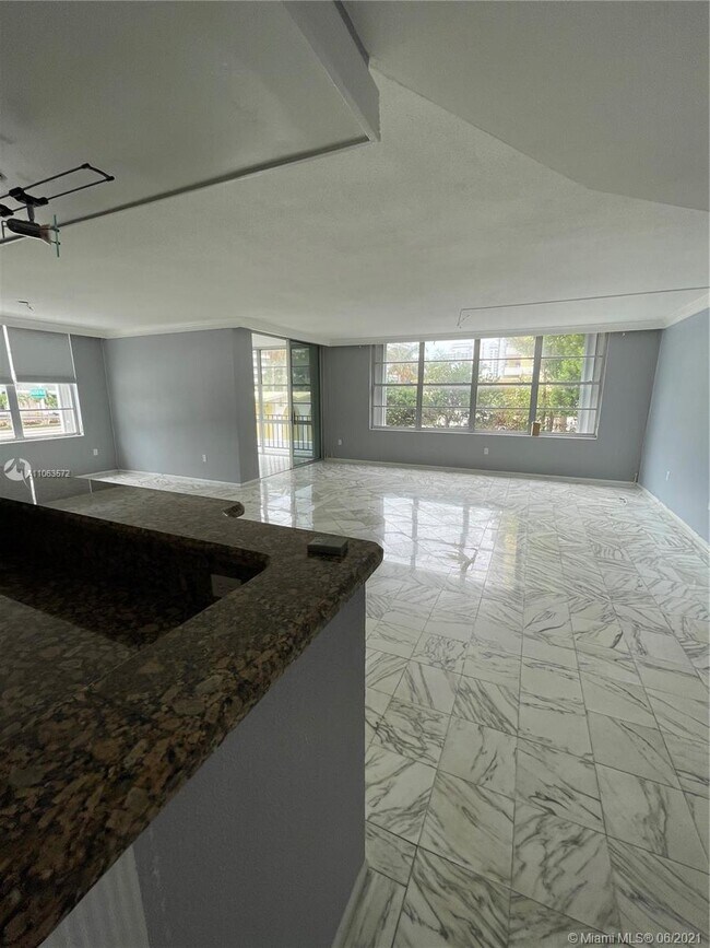 Foto del edificio - 5640 Collins Ave
