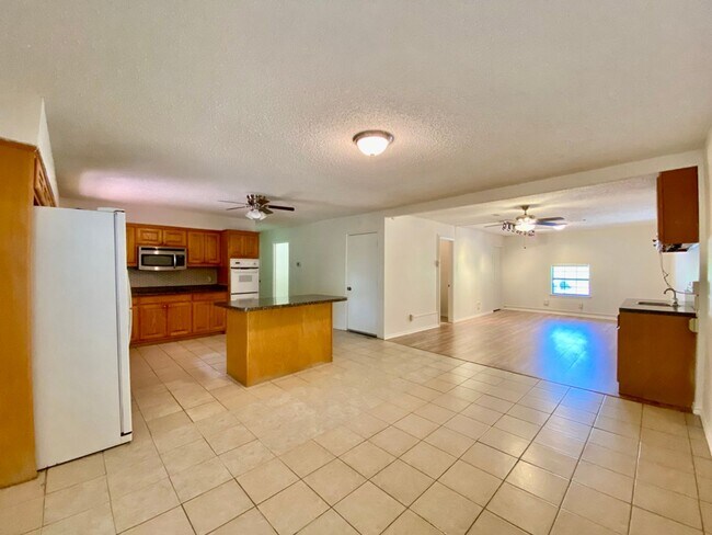 Foto del edificio - 3 bedroom, 2.5 Bath in Forest Oaks (Near Forest Hills)