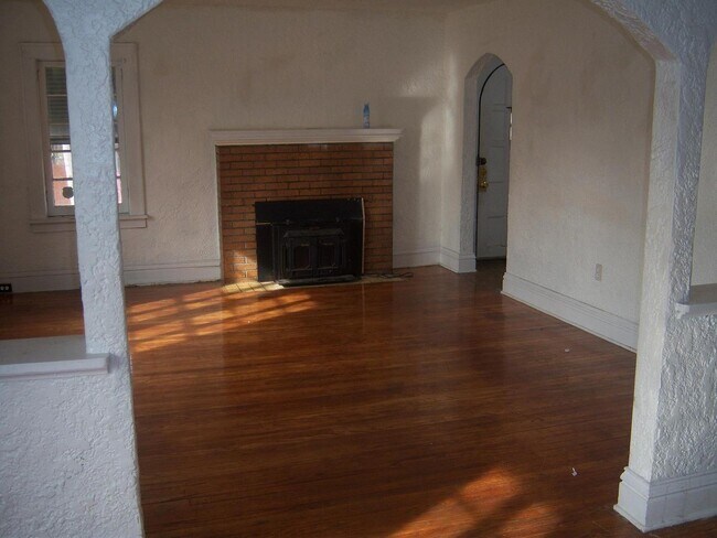 Building Photo - 2 Bedroom House in Upland Parks
