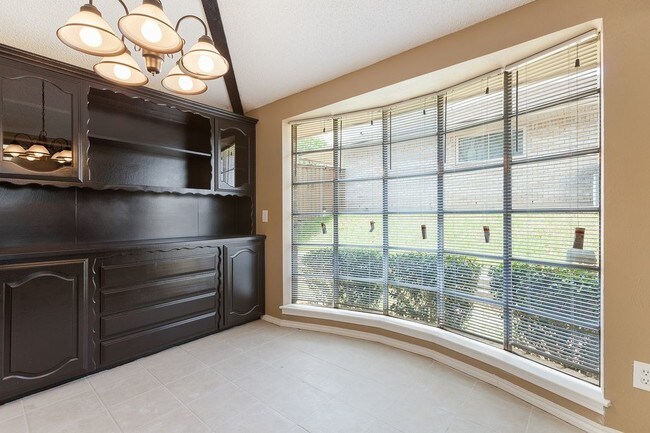 Building Photo - 912 Heather Knoll Dr
