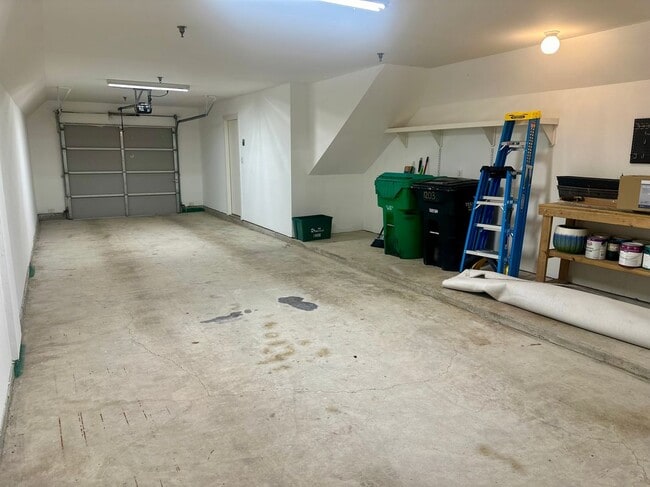 Foto del edificio - 2710 Hullsmith Dr