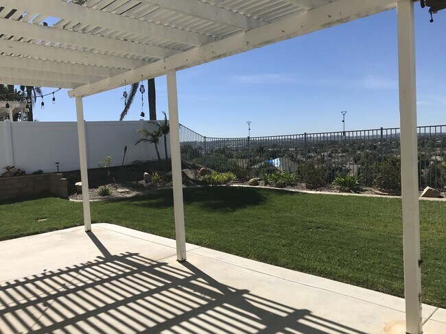 Building Photo - 4 Bedroom Remodeled Oceanside Home with Am...