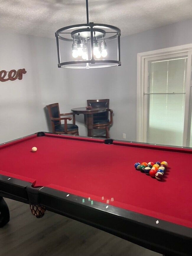 Foto del edificio - Available and Ready Now! Four Bedroom 2 ba...