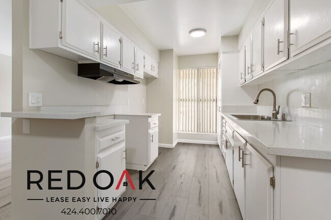 Building Photo - ~1 Month FREE~ Spacious One Bedroom with L...
