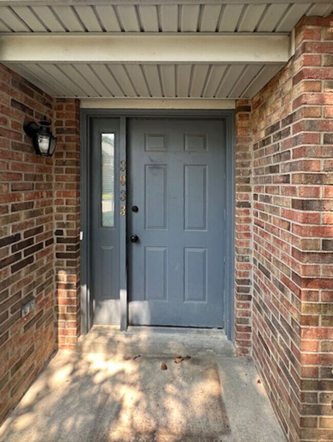 Foto del edificio - BEAUTIFUL FULLY RENOVATED Townhouse, 2 BR, 2 Bath, Carport & Deck; Pets Ok!