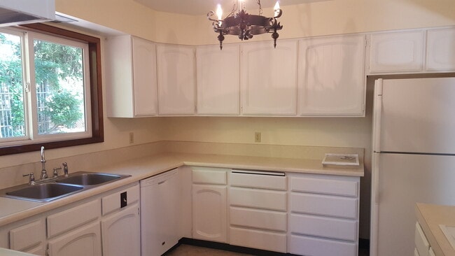 Foto del edificio - Raleigh Hills Beauty! XL Yard & Attached Garage! Dogs OK!