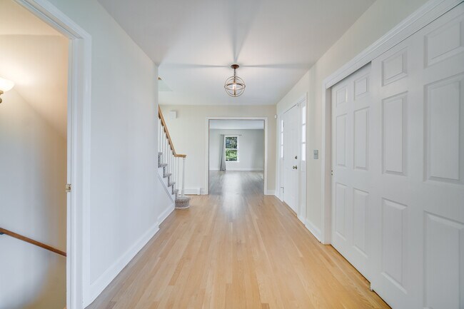Foto del edificio - 74 Hillside Rd