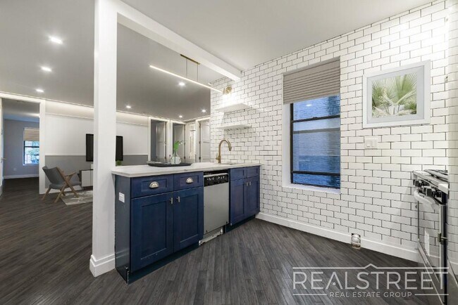 Foto del edificio - NEWLY RENOVATED 3 BED 2 BATH APT in Brooklyn Heights!