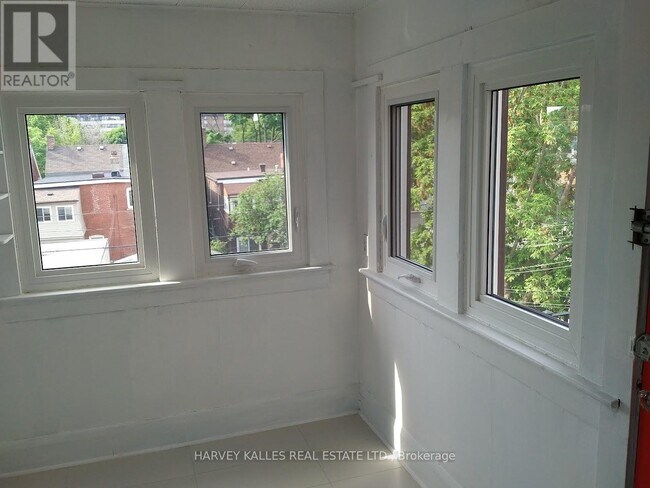 Building Photo - 885 Davenport Rd