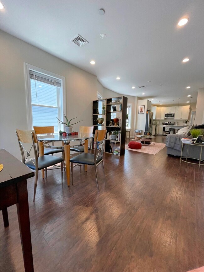 Living / Dining - 68 Topliff St