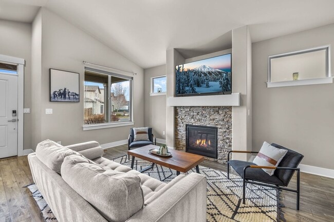 Building Photo - Triple Ridge 3 bed 3 bath home, Pool Access, A/C, Flexible Living Space!