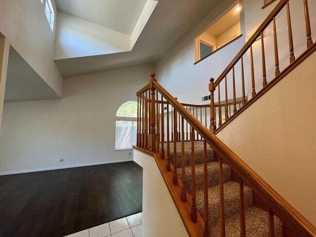 Foto del edificio - Spacious & Stylish 4-Bed Home in Prime Sto...