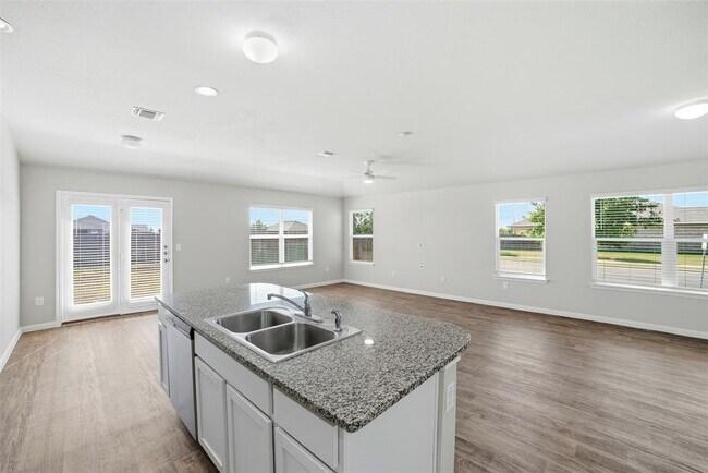 Building Photo - 600 Marimoor Dr