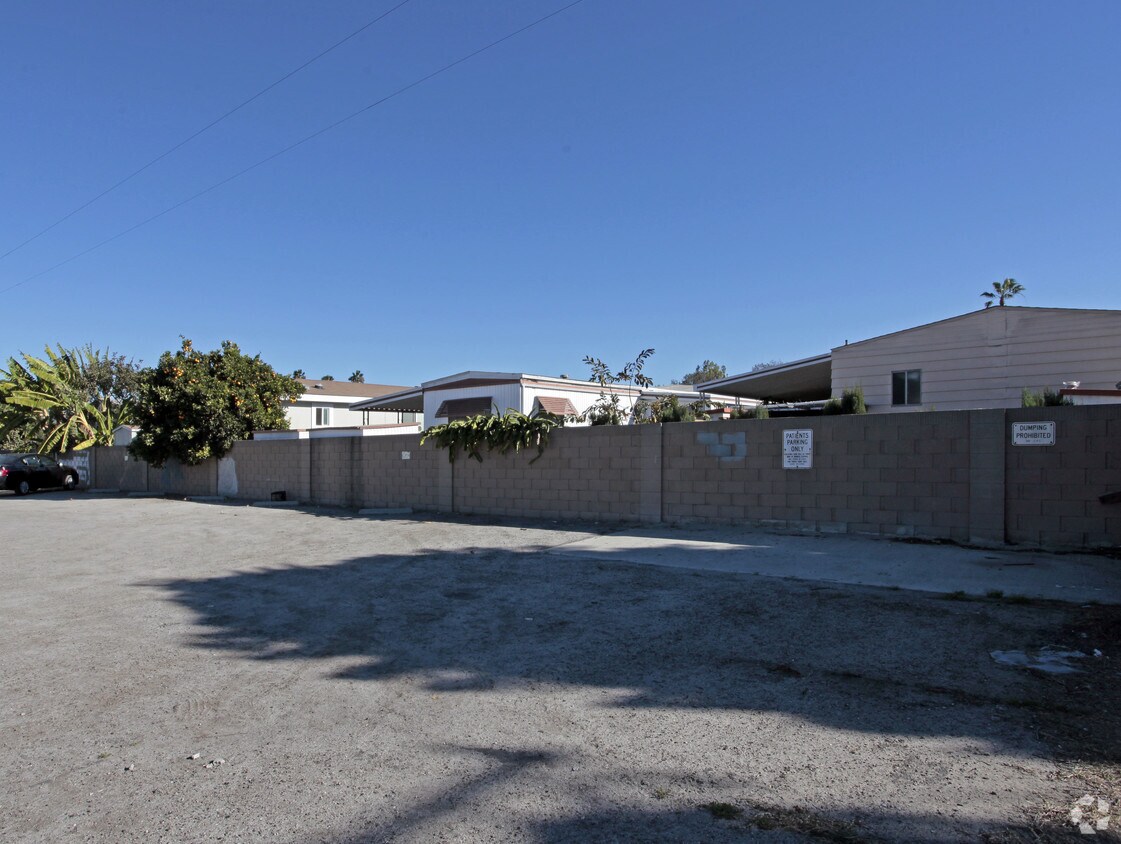Foto del edificio - 10770 Katella Ave