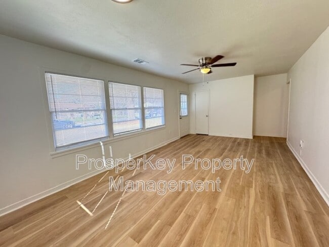 Building Photo - 205 25th St