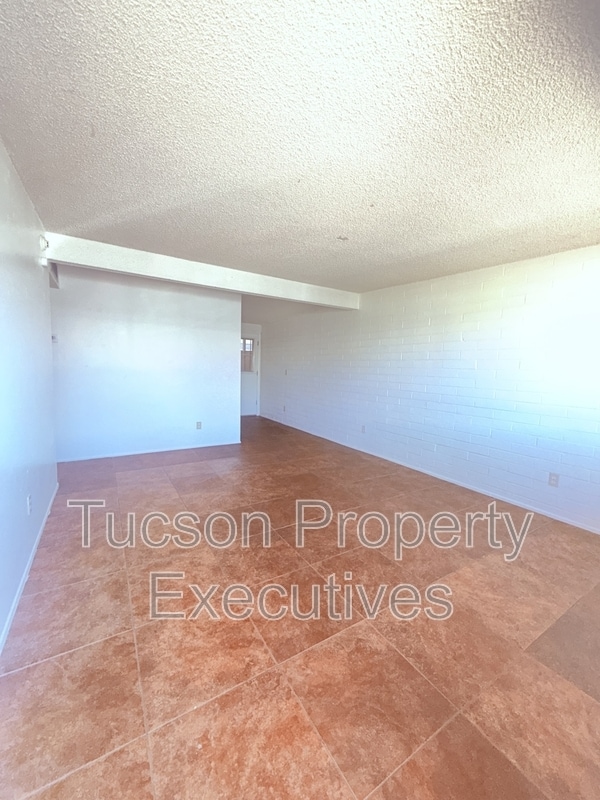 Building Photo - 4243 E Lee St